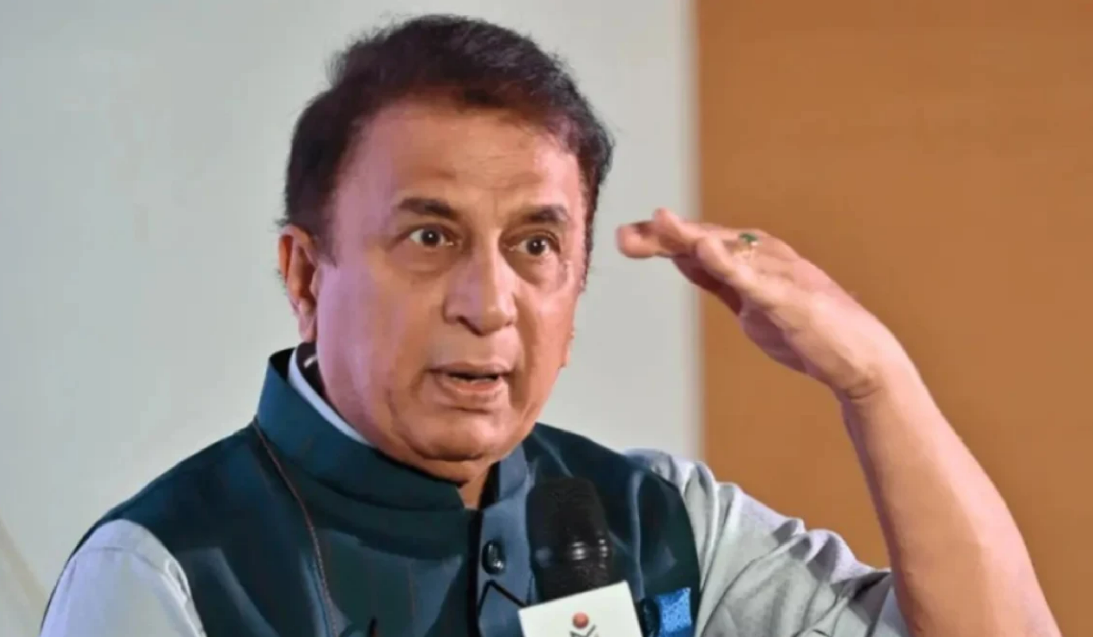 Sunil Gavaskar blasts foreign stars for adding fuel to fire; Ex-Australia star gives fitting reply